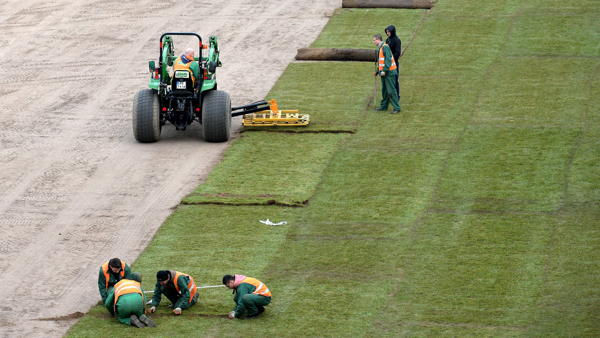 Dobiegają końca prace związane z wymianą murawy na stadionie w Kielcach, na którym swoje mecze w piłkarskiej ekstraklasie rozgrywa Korona Kielce. W poniedziałek po południu trwały prace związane z wytyczeniem boiska.