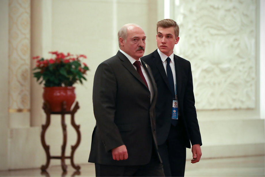 Aleksander Łukaszenko z synem "Kolą" po spotkaniu z prezydentem Chin Xi Jinpingiem.