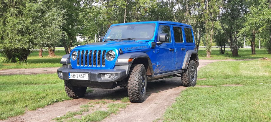 Jeep Wrangler Unlimited 4Xe nadal wygląda tak, ja powinien - ma masywną kanciastą sylwetkę i ogromny prześwit, który wskazuje na jego terenowe umiejętności. Nie można narzekać.