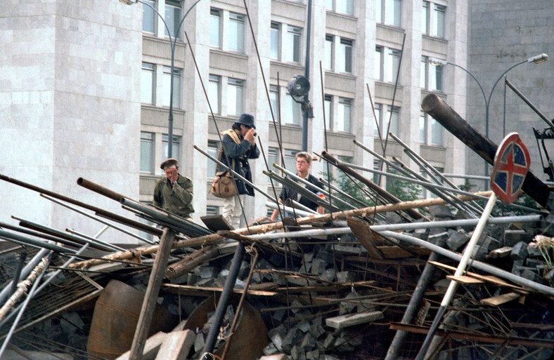 Barykada w Moskwie podczas puczu Janajewa. 22 sierpnia 1991.