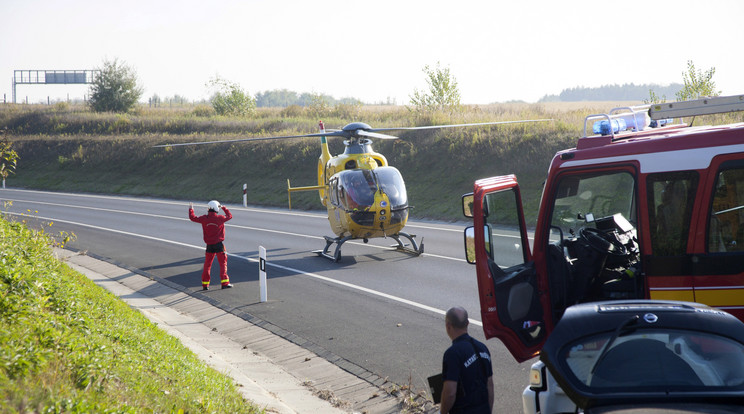 Mentőhelikopter is érkezett a helyszínre / Archív fotó: MTI/Varga György