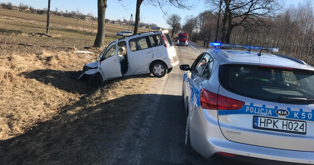 Jazda bez pasów bezpieczeństwa. 14latek wypadł z auta pod