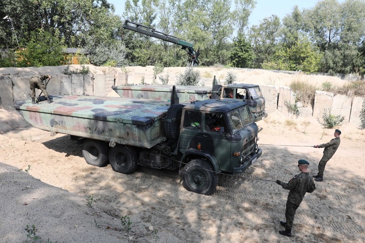 Przygotowania do montażu mostu pontonowego na Wiśle