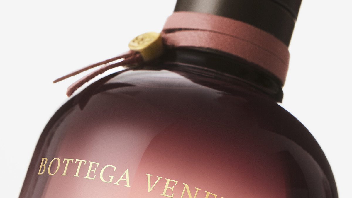 Bottega Veneta prezentuje L'absolu eau de parfum – zapach wyjątkowo wykwintny. Jako bardziej intensywne ujęcie legendarnej kompozycji pierwszego zapachu skórzano-szyprowego, ta nowa, wyróżniająca się interpretacja, wykorzystuje najlepsze surowce naturalne, które kojarzą się z kreacjami Bottega Veneta.