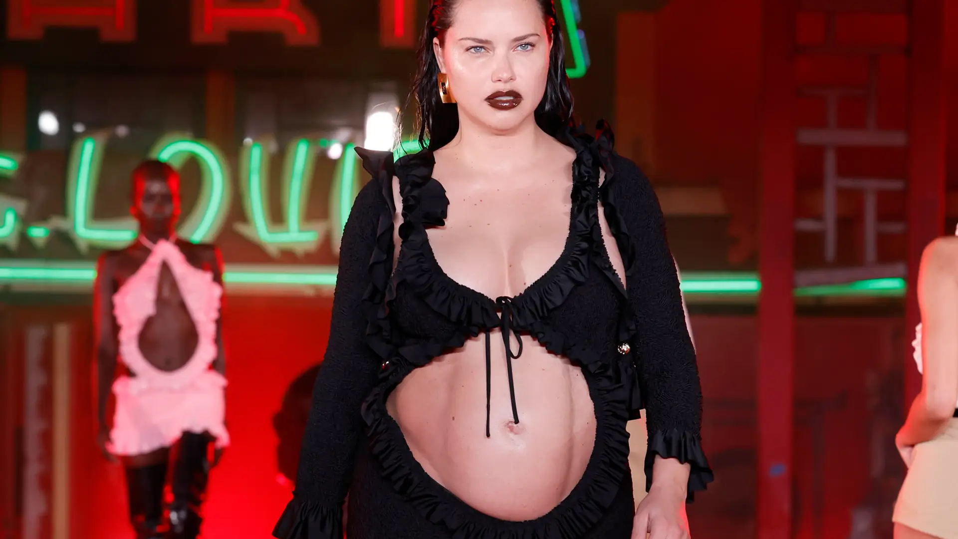 Ciężarna Adriana Lima eksponuje umięśniony brzuch na pokazie Alexandra Wanga oskarżanego o przemoc seksualną