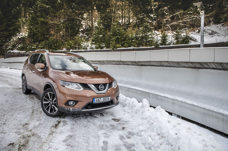 Nissan X-trail jeździ po lodzie