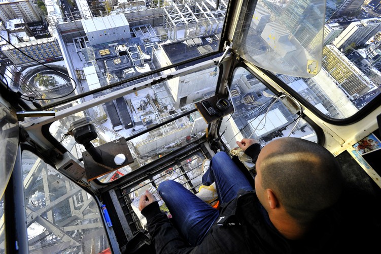 Wciąż kontynuowane są  intensywne prace wewnątrz budynku. Stawiane są m.in. kolejne ściany działowe dla poszczególnych apartamentów, montowane są instalacje elektryczne i sanitarne, trwają też prace wykończeniowe w pomieszczeniach technicznych. Zdjęcie: Złota 44 (c) ORCO fot. Krzysztof Wierzbowski