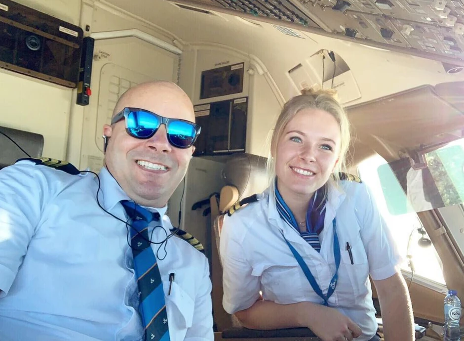Jorrit i Jasmijn zajedno u kokpitu
