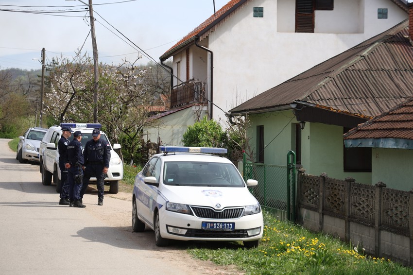 Policija ispred kuće Dragijevića u selu Zlot 