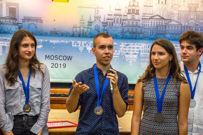 Filip Koldžić drži govor na dodeli nagrada