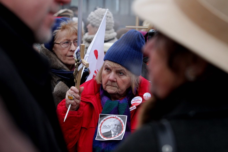 Warszawa, 10.12.2010. Jedna z obrończyń krzyża przez Pałacem Prezydenckim. Fot. Marek Zieliński/Newspix.pl