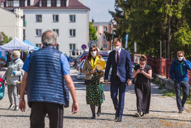 Szymon Hołownia przed  spotkaniem z dziennikarzami w Kielcach, 19 maja 2020 r.