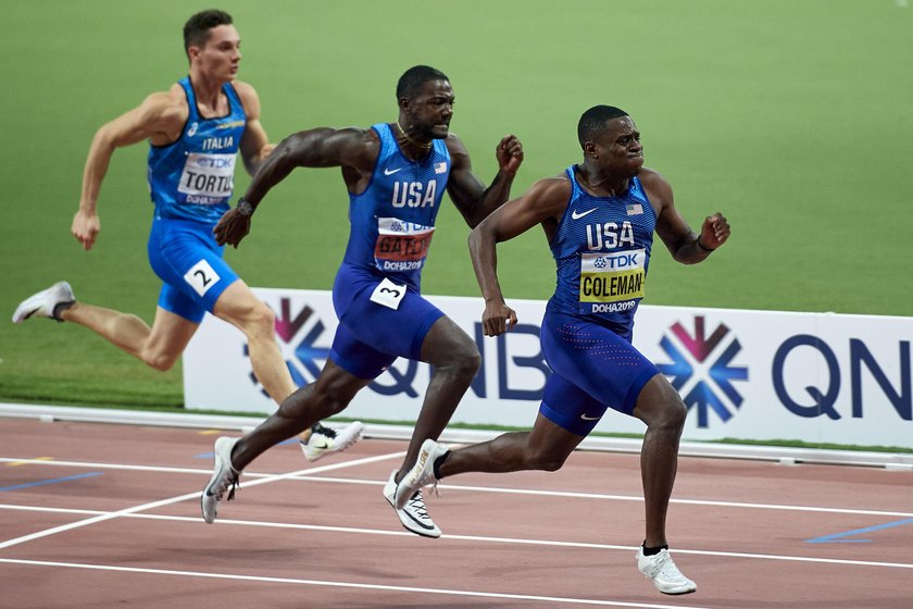 Christian Coleman (z prawej) rok temu w Doha wywalczył mistrzostwo świata w sprincie