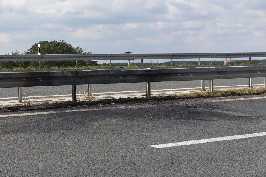 Mesto gde se "puno" koji je išao i konta smeru zapalio nakon udesa 