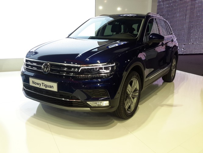 Za nowego Tiguana będziemy musieli zapłacić co najmniej 100 tys. zł. SUV VW będzie dostępny w trzech wersjach – klasycznej, off-roadowej i sportowej R-Line.  W porównaniu z poprzednią wersją nowy Tiguan cechuje się niższą masą własną i przestronniejszym wnętrzem oraz większym bagażnikiem (615 litrów).