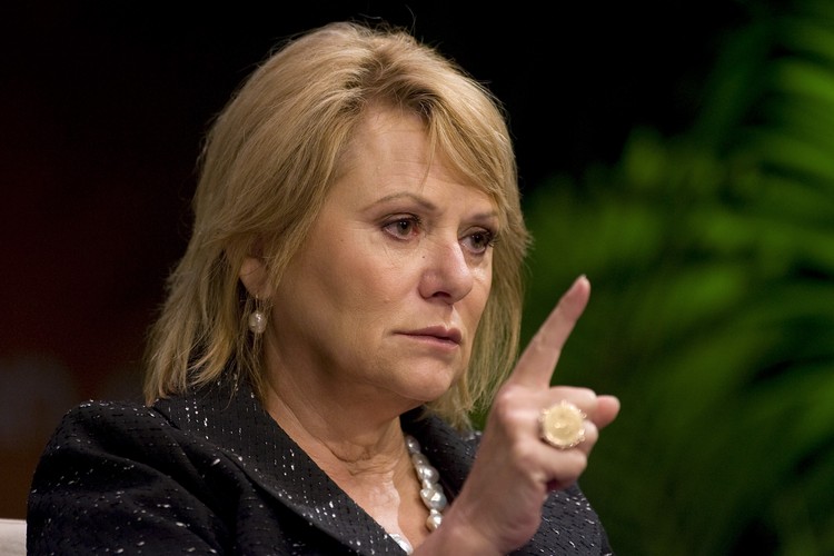 <b>Carol Bartz</b>
<br>
<br>
Carol Bartz zastąpiła Yanga na stanowisku prezesa Yahoo!, jednak juz trzy lata później została odwołana. Jej odejście w 2011 roku przełożyło się na 5,4 proc. wzrost kursu akcji firmy.