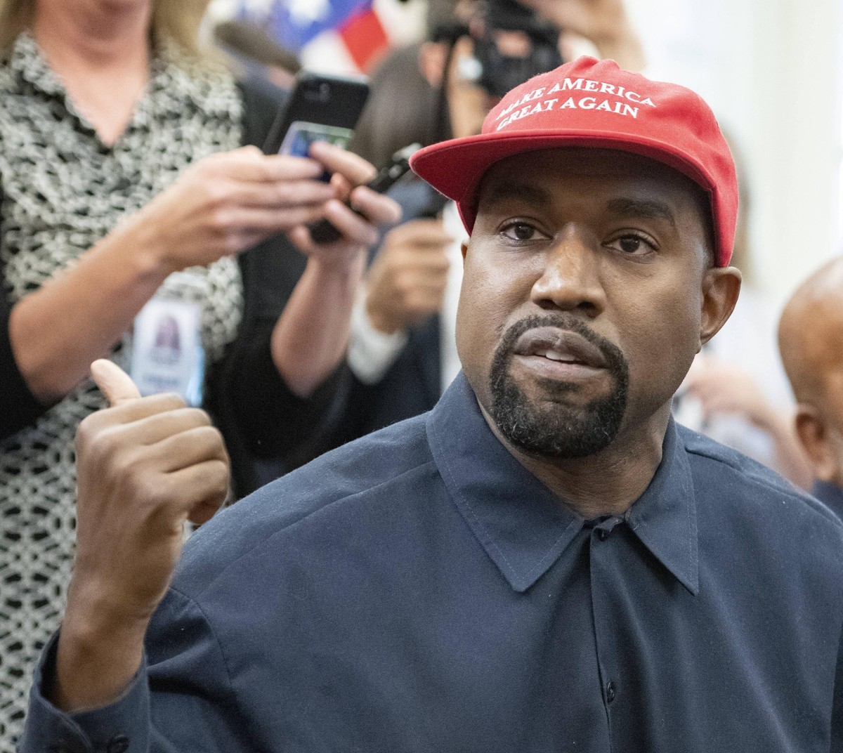 Kanye West paradując w czerwonej czapeczce „Make America Great Again”. Dostawca: PAP/Newscom