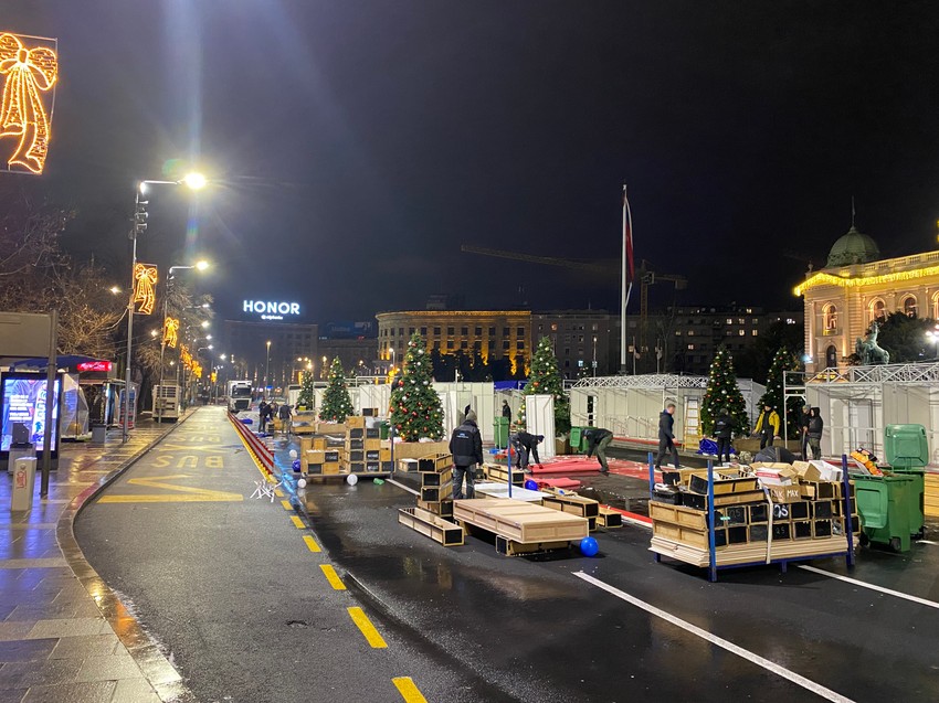 sklanjanje štandova ispred Skupštine