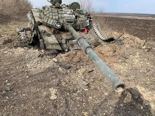 Zniszczony rosyjski czołg w Ukrainie