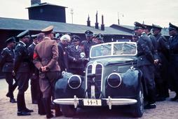 Mordechaj Chaim Rumkowski w trakcie rozmowy z Heinrichem Himmlerem (siedzi w samochodzie), łódzkie getto, 1942 r