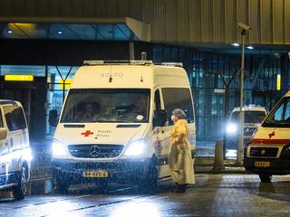 Holandia. Służby medyczne transportują na kwarantannę osoby zakażone wariantem Omikron