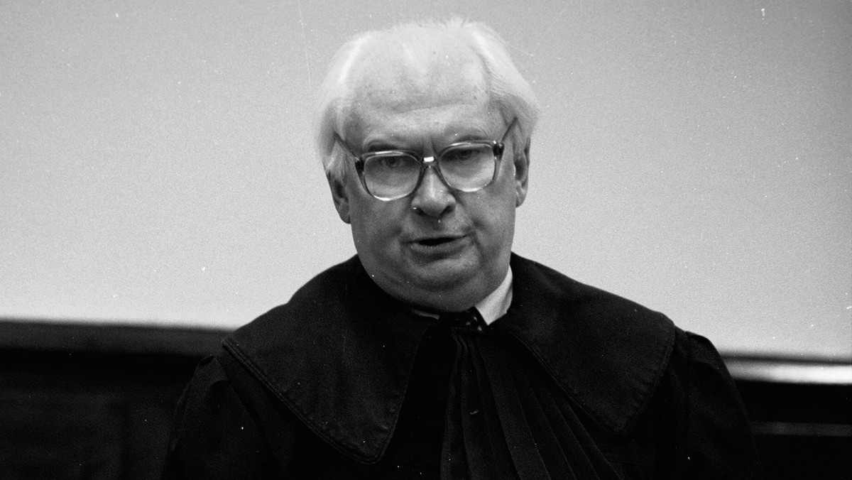 Nie żyje adwokat Maciej Dubois. Niekwestionowany autorytet środowisk prawniczych zmarł w wieku 83 lat. Maciej Dubois w czasach PRL bronił w procesach politycznych. Dubois był też wieloletnim dziekanem warszawskiej izby adwokackiej.