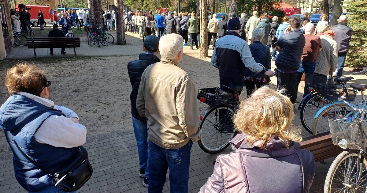 Byliśmy w Otwocku po wielkiej awarii. "Daj pan spokój, w sklepach nie ma ani jednej butelki"