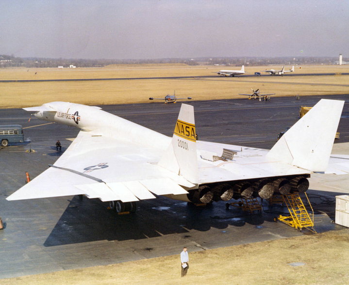 AV1 w bazie Wright-Patterson AFB koło Dayton w Ohio. Widać dysze wylotowe sześciu silników turboodrzutowych General Electric YJ93-GE-3 oraz wychylone sterolotki na krawędzi spływu skrzydeł (XB-70 miał łącznie 12 sterolotek, które pełniły funkcję sterów wysokości i lotek).
