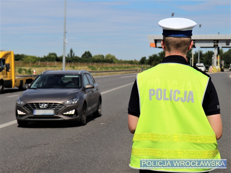 Policjanci z Wrocławia podczas akcji "Dystans" sprawdzali, czy kierowcy stosują się do obowiązku utrzymywania odpowiedniego dystansu od poprzedzającego pojazdu