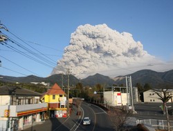 W Japonii wybuchł wulkan. Z okien wyleciały szyby