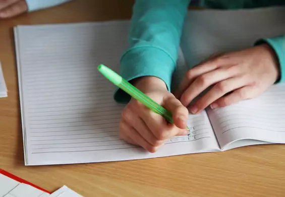 Szwecja wycofuje ekrany ze szkół. Powrót do książek drukowanych i ołówków