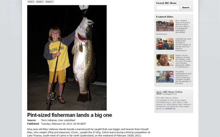 Ale zaciął! Chłopczyk złowił rybę większą od siebie!
