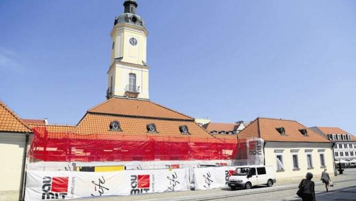 Ubytki tynku będą wypełnione, elewacja naberze koloru ecru, a obramowania okien i gzymsy - piaskowożółte. Tak będzie wygladał Ratusz po liftingu. Remont potrwa do października.