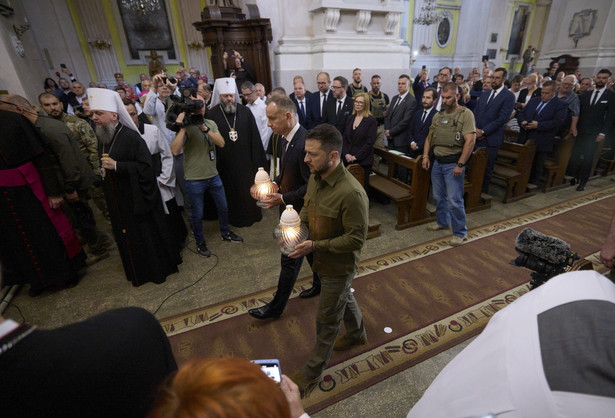 Andrzej Duda i Wołodymyr Zełenski w katedrze w Łucku