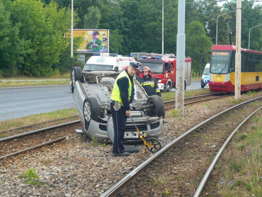 Dachowanie volkswagena na Włókniarzy w Łodzi