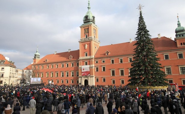 Warszawiacy zebrali się na pl. Zamkowym, by pożegnać prezydenta Gdańska Pawła Adamowicza