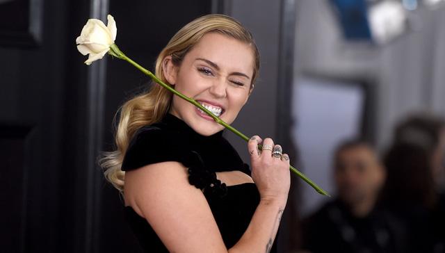 Miley Cyrus fehér rózsával a Grammy vörös szőnyegén