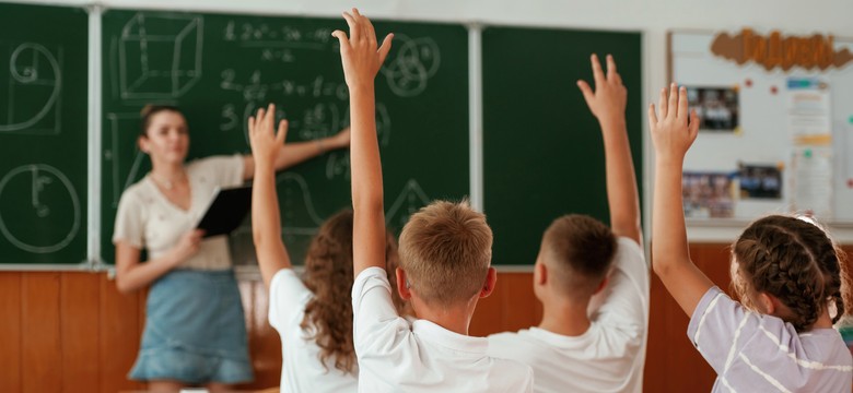 W szkołach ponadpodstawowych więcej dni wolnych niż dni nauki. W podstawówkach – po równo. Tak wygląda kalendarz MEN na rok szkolny 2025/2026