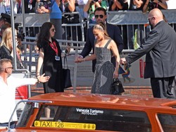 Miłość kwitnie! Najnowsze ZDJĘCIA Jennifer Lopez i Bena Afflecka z Wenecji