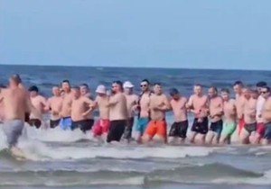 Kupači formirali "ljudski lanac"