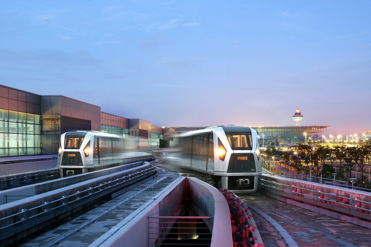 Wszystkie 3 terminale lotniska łączy automatyczna (czyli bez kierowcy) kolejka kursująca co kilka minut. Tzw. skytrain otwarty został w 1990 roku i był pierwszym w pełni automatycznym pociągiem w Azj. Fot. Changi Airport Group