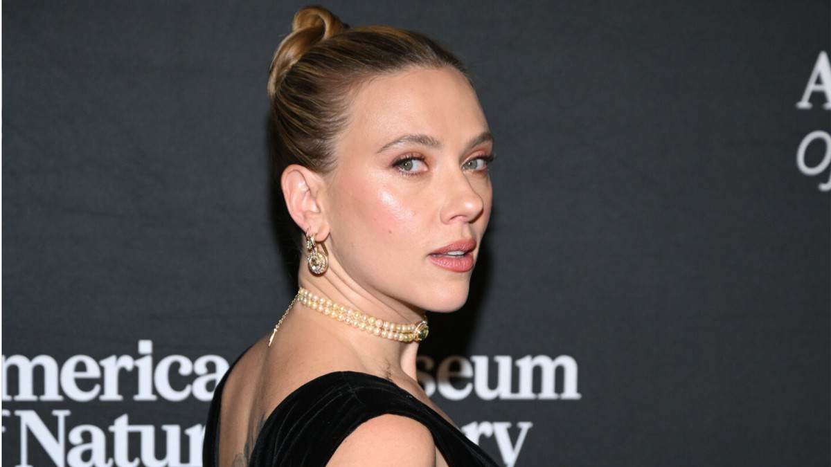 Scarlett Johansson na gali Muzeum Historii Naturalnej w Nowym Jorku. Wybrała czarną kreację vintage