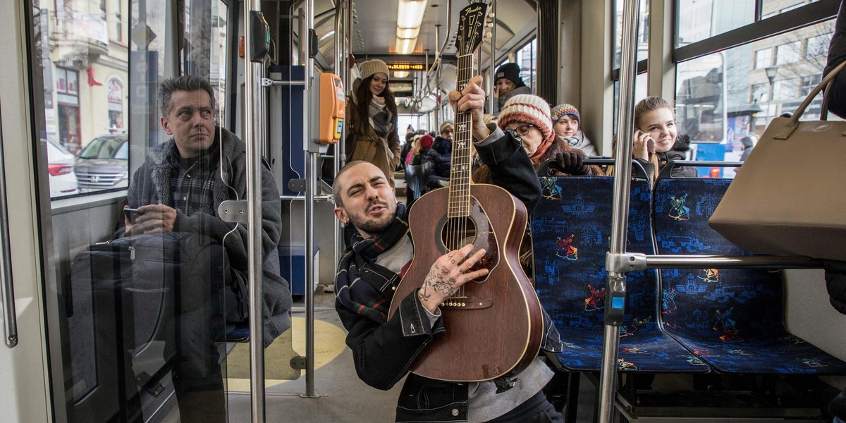 Za darmo gra ludziom w tramwajach 