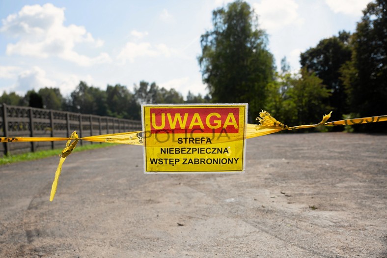 Zakaz wejścia w okolicach cmentarza w Trzebini