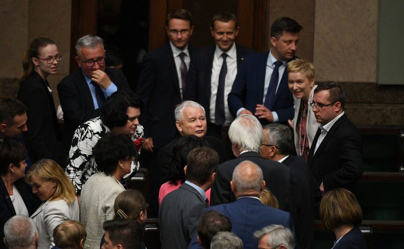 Jachnik wskazywał, że rozwiązania ustawy są błędne, bo minister sprawiedliwości jest również prokuratorem generalnym. "I jest konflikt interesów - nie możemy doprowadzić do sytuacji, gdy prokurator będzie wydawał polecenia sędziom" - dodał.