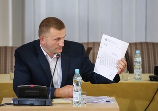 Komisja weryfikacyjna bada sprawę Chmielnej 70. Świadek: Różni politycy i radni interesowali się zwrotami