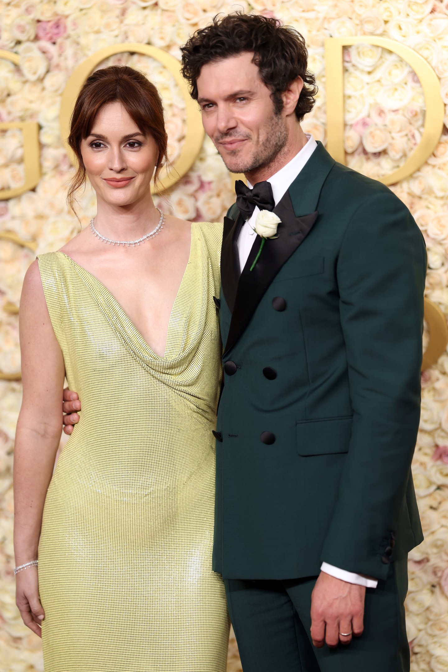 Hogy mit szeretünk Leighton Meester és Adam Brody kapcsolatában? Hogy egészséges és harmonikus. Tökéletesen az ellentéte annak a mérgező szerelmi kapcsolatnak, amit a színésznő Gossip Girl karaktere, Blair Waldorf évekig átélt Chuck Bass oldalán. És csendben jegyezzük meg, Leighton és Adam sokkal jobban öltözött és letisztultabb stílusú a valóságban...