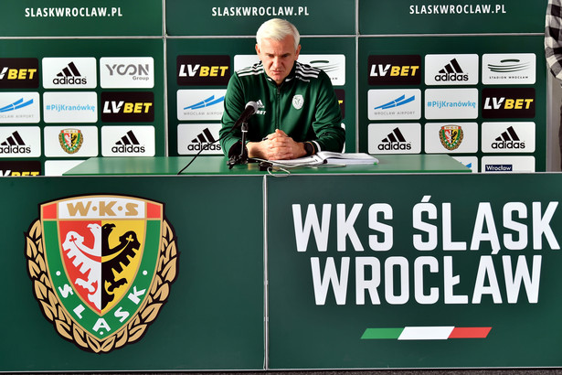 Trener drużyny Śląsk Wrocław Jacek Magiera podczas konferencji prasowej