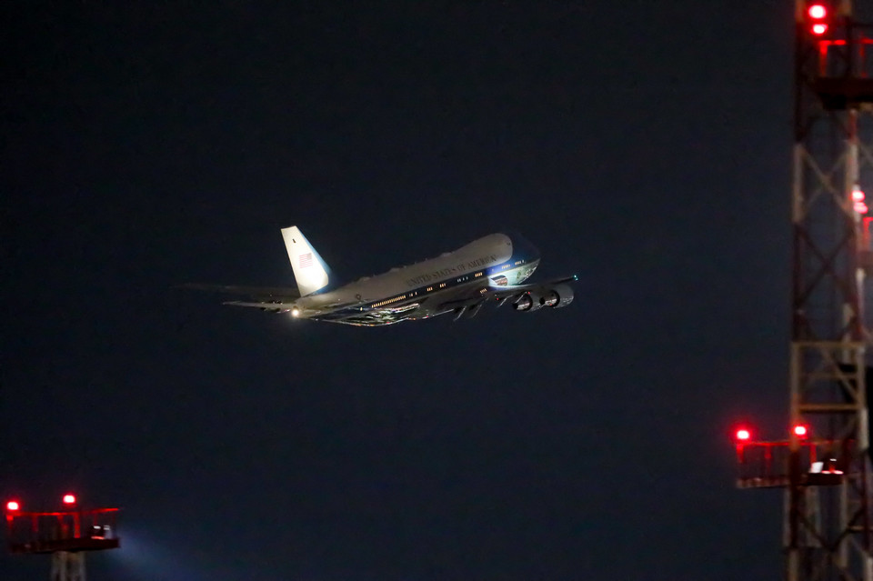 Samolot Air Force One, z prezydentem Stanów Zjednoczonych Joe Bidenem na pokładzie, odlatuje z lotniska w Warszawie