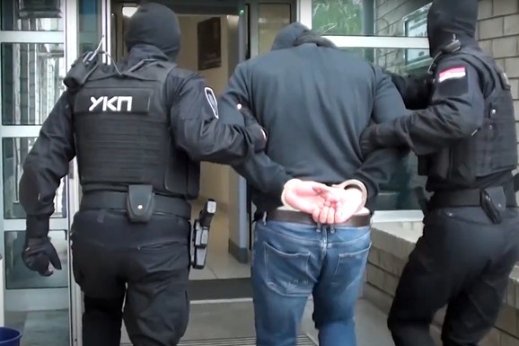 Komunalni milicajac slikao nepropisno parkirano vozilo, a onda je usledila DRAMA! Vlasnik auta ga napao, dao gas i UDARIO!